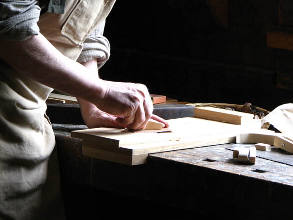 Nacemos de la influencia y formación  heredada en el sector de la <strong>carpintería de madera y ebanistería  en Cidamón.</strong>